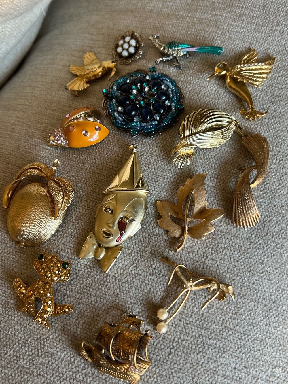 Vintage Gold / Silver Toned Mixed Brooch Collection (14) - Assorted some signed